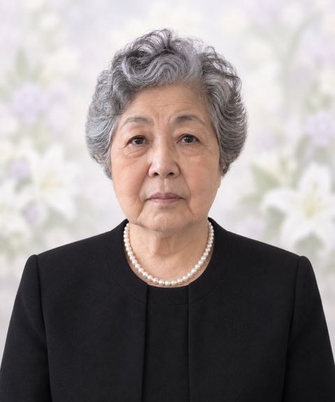 同じ女性の遺影の見本。淡い花の背景・黒の喪服