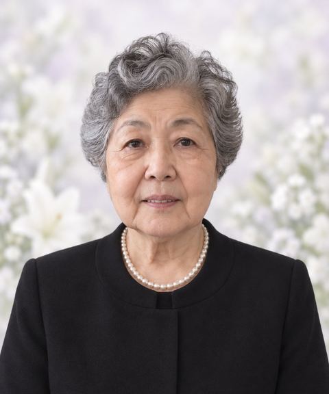 同じ方を、ほほえんだ表情・黒の喪服にした遺影の見本