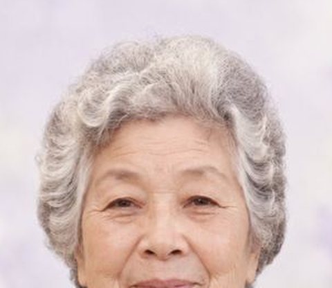 女性の遺影の見本の、髪のまわりを大きくしたもの。背景は淡い花の柄