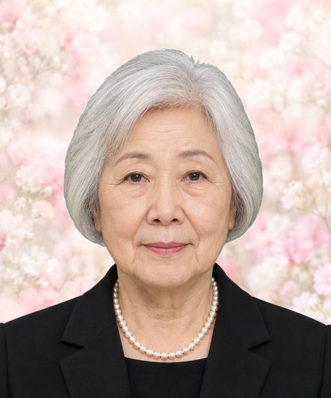 同じ女性の遺影の見本（架空の人物）。背景を淡いピンクの花の柄に替えたもの