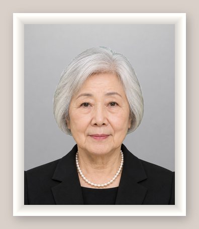 白い額に入れた、同じ女性の同じ遺影の見本（架空の人物）