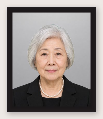 四つ切の写真を黒の額に入れた、銀髪の女性の遺影の見本（架空の人物）。背景は無地のグレー