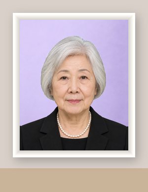 白い写真立てに入れた、同じ女性の小さい遺影の見本（架空の人物）。背景は藤色