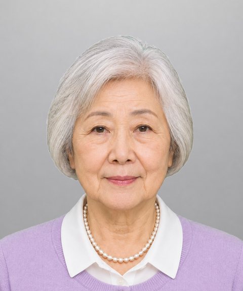 同じ女性の写真（架空の人物）。背景を無地のグレーに替え、服は普段着のまま