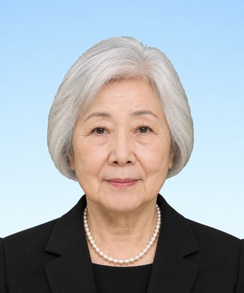 背景を「空色のぼかし」にした遺影の見本（架空の人物）
