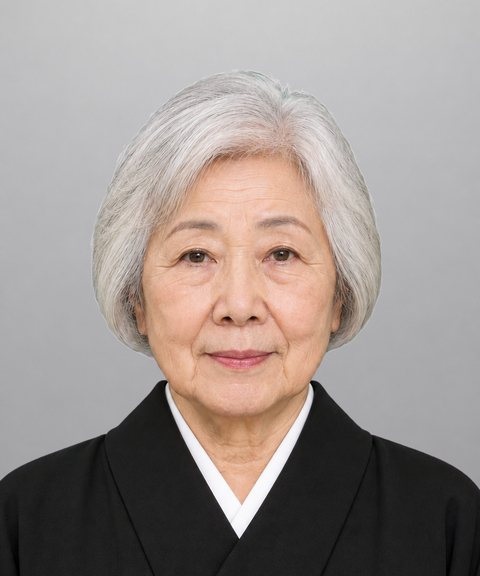 同じ女性の遺影の見本（架空の人物）。着物の喪服で、背景は無地のグレー