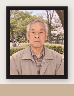 古い写真を整えた白髪の男性の遺影を、写真立てに入れた図（架空の人物）